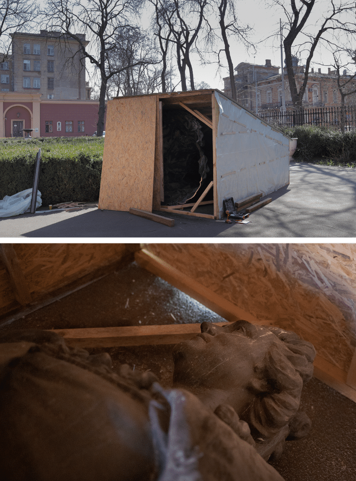 La statue de Catherine II, déboulonnée de la place en décembre, repose désormais devant le musée des Beaux-arts d'Odessa. Ici, le 22 mars 2023. (MATHIEU DREUJOU / FRANCE TELEVISIONS)