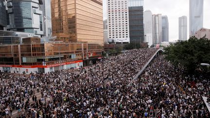 Comme en écho à l'immense mouvement prodémocratie de l'automne 2014 qui avait paralysé des quartiers entiers de la mégapole pendant plus de deux mois, les manifestants ont envahi mercredi des voies principales du centre-ville. (TYRONE SIU / REUTERS)