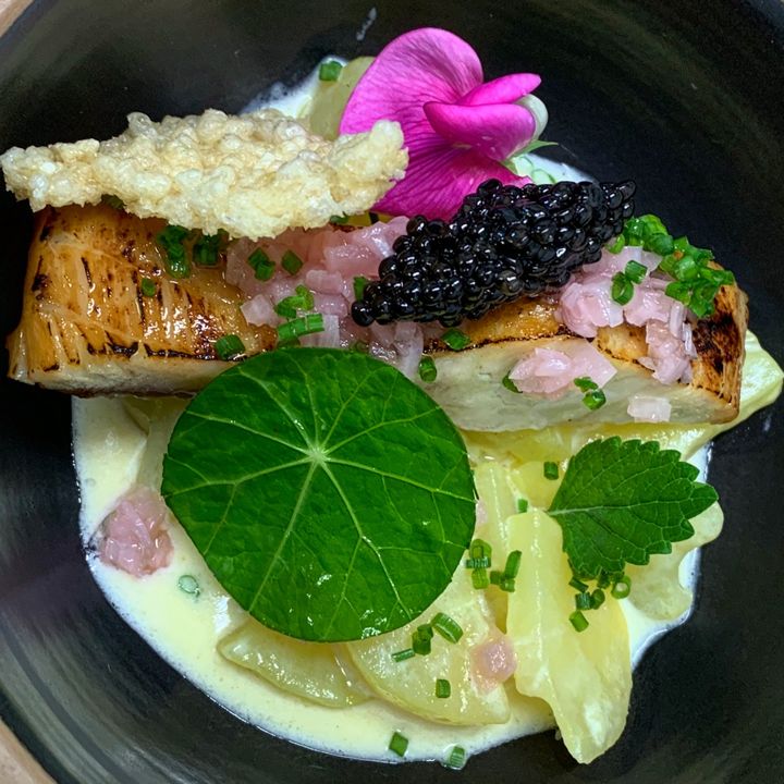 Esturgeon de Gensac fumé à chaud, pommes de terre tièdes à la crème d'ail, vinaigrette aux échalotes et caviar de Gensac, un plat signé Matthieu Brudo. (MOULIN DE LA TARDOIRE)