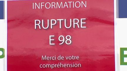 Le mouvement de grève contre la réforme des retraites se poursuit dans les raffineries, mercredi 8 mars. Les sept sites de la France sont toujours à l'arrêt. Dans les stations-services, les files d'attente s'allongent par crainte de la panne sèche. Néanmoins, aucune pénurie n'est pour l'instant d'actualité. (FRANCE 2)