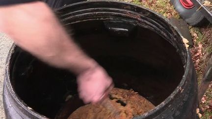 Zoom sur un métier qui disparaît peu à peu : les bouilleurs de cru. Un Corrézien perpétue la tradition avec une distillerie ambulante. (FRANCE 3)