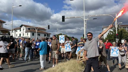 Des manifestants de l'association Bake Bidea sur l'avenue du Maréchal Soult à Bayonne, dans le cadre de la journée de blocage du Pays Basque, le 23 juillet 2022. (FRANCE BLEU PAYS BASQUE)