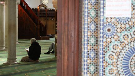 Des musulmans prient à la grande mosquée de Paris en septembre 2017. (LUDOVIC MARIN / AFP)