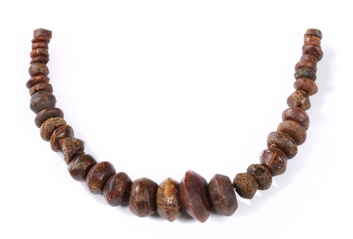 Collier en perles d'ambre datant de l'âge du Bronze, découvert à Barbuise-Courtavant (Aube). L'ambre vient de la Baltique à une époque où cet résine fosile était aussi cher que l'ivoire ou l'or.
 (Robert Moleda)