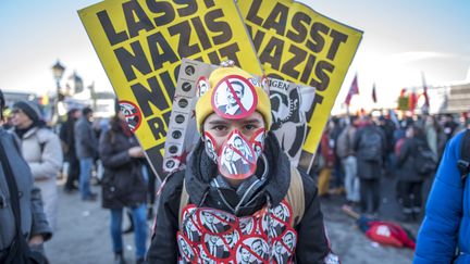 Une personne manifeste&nbsp;aux abords du palais présidentiel à Vienne, en Autriche, le 18 décembre 2017, contre l'entrée au gouvernement de six membre du&nbsp;parti d’extrême-droite, le FPÖ. (JOE KLAMAR / AFP)