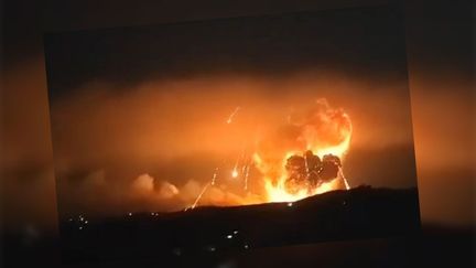 Sur cette photo fournie par des habitants au journal libanais L'Orient-Le Jour, une frappe israélienne sur la région de Tartous, vue depuis le Akkar, dans le nord du Liban, dans la nuit du 15 au 16 décembre 2024. (CAPTURE D'ECRAN)