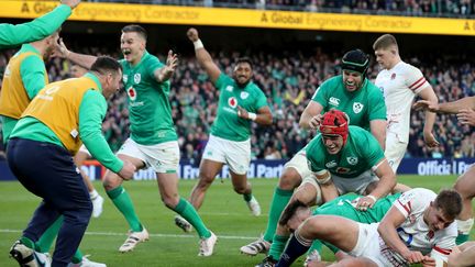 La joie des Irlandais et de leur ouvreur Jonathan Sexton, victorieux de l'Angleterre et auteurs du Grand Chelem, le 18 mars 2023 à Dublin. (PAUL FAITH / AFP)