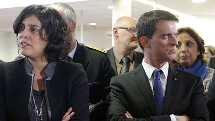 La ministre du Travail, Myriam El Khomri, et le Premier ministre, Manuel Valls, visitent une agence de P&ocirc;le emploi, &agrave; Mulhouse (Haut-Rhin), le 22 f&eacute;vrier 2016. (VINCENT KESSLER / AFP)