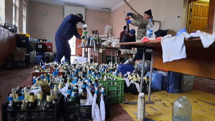 Un atelier de préparation de cocktails Molotov a élu domicile dans une école, à Dnipro (Ukraine), le 1er mars 2022.&nbsp;&nbsp; (STEPHANE GUILLEMOT / FRANCE TELEVISIONS)