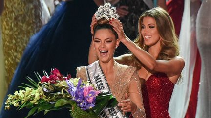 Iris&nbsp;Mittenaere&nbsp;remet la couronne de Miss Univers à la Sud-Africaine&nbsp;Demi-Leigh Nel-Peters, dimanche 26 novembre à Las Vegas (Etats-Unis). (PATRICK GRAY / AFP)