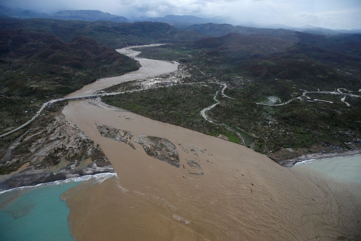 A Jeremie (Haïti), une rivière est sortie de son lit, après le passage de l'ouragan Matthew, le 5 octobre 2016. (CARLOS GARCIA RAWLINS / REUTERS)