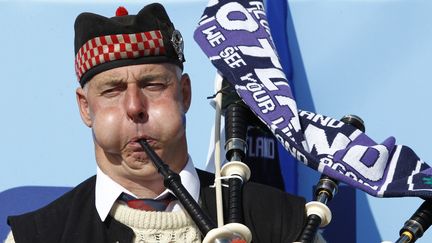 Animaux toujours avec une autre grenouille... ah non... c'est un supporter écossais qui joue de la cornemuse avant le match du XV du chardon contre les Etats-Unis. Un instrument qu'on ne peut admirer qu'en dehors des stades, puisque l'organisation du Mondial l'a banni des tribunes. (REUTERS STAFF / REUTERS)