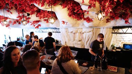 Le "Game of Thrones pop-up bar"&nbsp;à Washington, en juillet 2017. (MANDEL NGAN / AFP)