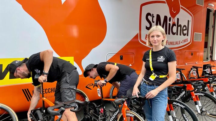 Charlotte Bravard est directrice sportive de l'équipe continentale Saint-Michel - Mavic - Auber 93 depuis l'an dernier et a fait partie des premières femmes à occuper ce poste à responsabilités. (APOLLINE MERLE / FRANCEINFO SPORT)