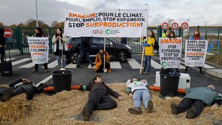 Des militants écologistes manifestent devant un centre d'Amazon à Brétigny-sur-Orge (Essonne), le 28 novembre 2019, pour protester contre le "Black Friday". (THOMAS SAMSON / AFP)