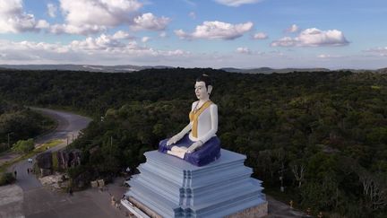 À Bokor, dans le sud du Cambodge, on peut trouver un site surprenant perché à plus de 1000 mètres d'altitude où des hôtels de luxe, des palais et une église semblent figés dans le temps. (France 2)