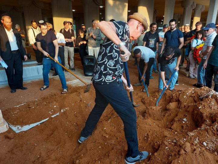 Solidarity burial at the Yarkon cemetery in Tel Aviv (Israel) (Agathe Mahuet / RADIOFRANCE)