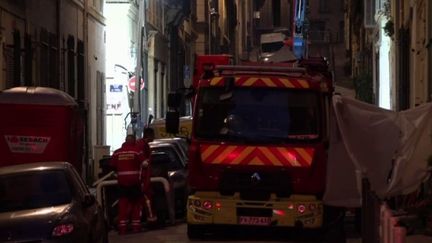 Dans la matinée du mercredi 12 avril, deux personnes sont toujours portées disparues après l'effondrement d'un immeuble à Marseille, dans les Bouches-du-Rhône. Le journaliste Madjid Khiat, en direct de la cité phocéenne, explique qu'une plainte a été déposée par le fils d'un couple d'octogénaires morts dans le drame. (FRANCE 2)