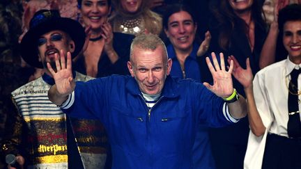 Le couturier Jean Paul Gaultier lors du final de son dernier défilé haute couture printemps-été 2020, le 22 janvier 2020 à Paris&nbsp; (ANNE-CHRISTINE POUJOULAT / AFP)