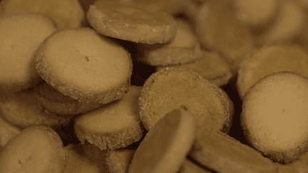 Le sablé de Nançay est biscuit bien connu qui vient de Sologne (Cher). Ce gâteau est né d'une erreur de recette, il y a 70 ans dans ce très beau petit village berrichon. (France 2)