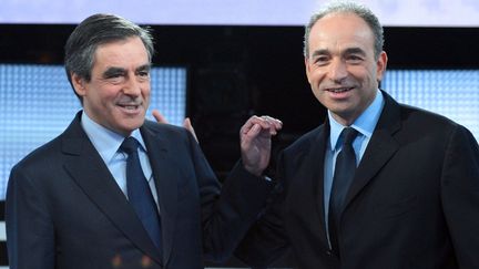 Fran&ccedil;ois Fillon (&agrave; g.) et Jean-Fran&ccedil;ois Cop&eacute; sur le plateau de "Des paroles et des actes" sur France 2, le 25 octobre 2012. (MIGUEL MEDINA / AFP)