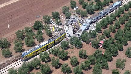 Une vue aérienne de la collision entre deux trains, entre Ruvo et Corato (Italie), le&nbsp;12 juillet 2016 (VIGILI DEL FUOCO / AFP)