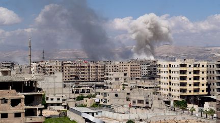 De la fumée s'élève après que&nbsp;les forces du régime Assad ont mené des frappes aériennes sur la partie du camp de réfugiés de Yarmouk contrôlée par l'EI, à Damas (Syrie), le 24 avril 2018. (FADI SHUBAT / ANADOLU AGENCY / AFP)