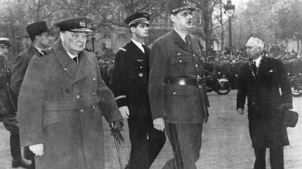 Le Général de Gaulle et Winston Churchill sur les Champs Elysée pour les cérémonies de l'Armistice le 11 novembre 1944
 (AFP / photos 12.com)