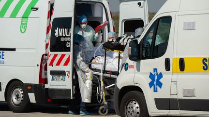 Une photo prise par l'armée des patients atteints de coronavirus pendant leur transfert de Mulhouse (Haut-Rhin) à Toulon (Var), le 18 mars 2020. (FRENCH ARMY / AFP)