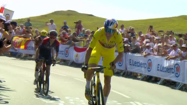 On attendait la montée du cap Blanc-Nez, celle-ci a tenu toutes ses promesses ! Aidé par Tiesj Benoot, Wout van Aert a fait exploser tous les favoris avec une accélération monstrueuse. Seuls Adam Yates et Jonas Vingegaard sont capables de suivre dans un premier temps mais ils ne peuvent pas tenir la cadence du Belge qui s'envole vers la victoire d'étape.