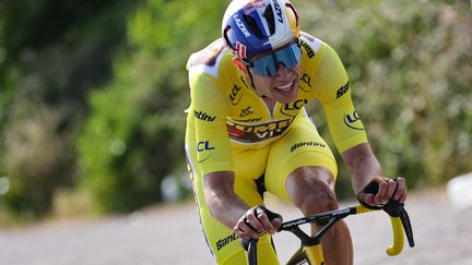 On attendait la montée du cap Blanc-Nez, celle-ci a tenu toutes ses promesses ! Aidé par Tiesj Benoot, Wout van Aert a fait exploser tous les favoris avec une accélération monstrueuse. Seuls Adam Yates et Jonas Vingegaard sont capables de suivre dans un premier temps mais ils ne peuvent pas tenir la cadence du Belge qui s'envole vers la victoire d'étape.