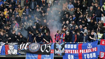 Les supporters du&nbsp;Crystal Palace lors d'un match contre Chelsea, à Londres, le 1er avril 2017. (IAN KINGTON / AFP)