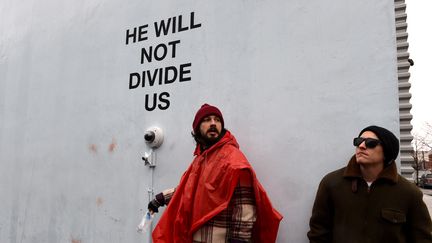 L'acteur&nbsp;Shia LaBeouf se tient devant son projet, une caméra qui filmera les passants, en direct, pendant quatre ans pour qu'ils s'expriment contre Donald Trump, le 24 janvier 2017 à New York. (TIMOTHY A. CLARY / AFP)