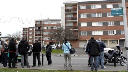 Des habitants d'Aulnay-Sous-Bois&nbsp;r&eacute;pondent mercredi 11 janvier aux journalistes devant l'immeuble de la cit&eacute; Balagny, o&ugrave; a eu lieu le contr&ocirc;le de police au cours duquel Abdel est d&eacute;c&eacute;d&eacute; d'un arr&ecirc;t cardiaque mardi. (THOMAS SAMSON / AFP)