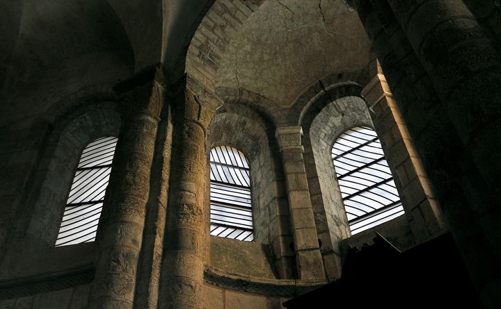 En 1986, Pierre Soulages s'est lancé dans la&nbsp;réalisation de 104 vitraux dans l'abbaye de Conques, un travail qui s'est échelonné sur huit ans (MAURICE SUBERVIE / ONLY FRANCE / AFP)