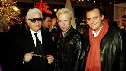 Karl Lagerfeld, Jean-Paul Gaultier et Jean-Charles de Castelbajac à Paris, en décembre 1999. (ALEXIS DUCLOS / GAMMA-RAPHO)