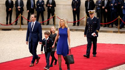 Laurence Auzière, fille de Brigitte Macron, son époux, Guillaume Auzière et leurs enfants arrivent à l'Elysée. (GONZALO FUENTES / REUTERS)