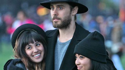 Pendant que certaines se baladaient &agrave; moiti&eacute; nues &agrave; Coachella, Jared Leto ne quittait pas ses gants en simili polaire. Bon, il faisait quel temps alors? (WENN / SIPA)