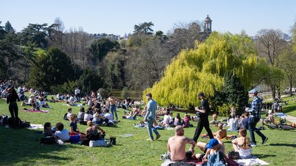 Une foule réunie dans le parc des Buttes-Chaumont, à Paris, le 30 mars 2021. (SANDRINE MARTY / HANS LUCAS / AFP)