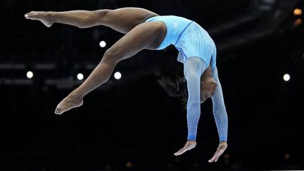 Simone Biles lors des qualifications à la poutre aux championnats du monde de gymnastique, à Anvers (Belgique) le 1er octobre 2023. (VIRGINIA MAYO / AP / SIPA)