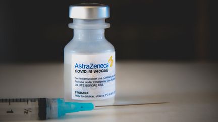 Un flacon du vaccin contre le Covid-19 développé par le groupe AstraZeneca avec l'université d'Oxford. (DAVID HIMBERT / HANS LUCAS / AFP)