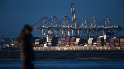 Un porte-conteneurs dans le port du Havre (Seine-Maritime), le 28 décembre 2023. (MARTIN ROCHE / OUEST FRANCE / MAXPPP)