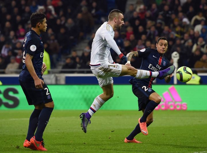 Le milieu lyonnais Sergi Darder après avoir réalisé le coup du sombrero sur Thiago Silva  (PHILIPPE DESMAZES / AFP)