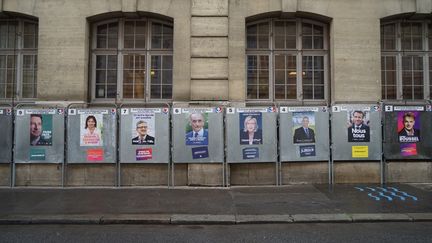 Les affiches de campagnes des candidats à l'élection présidentielle, à Paris, le 5 avril 2022. (MYRIAM TIRLER / HANS LUCAS / AFP)