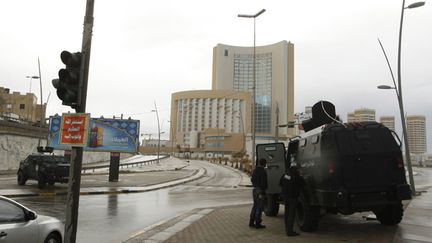 &nbsp; (Les forces de sécurité libyennes autour de l'hôtel Corinthia, attaqué à Tripoli © REUTERS/Ismail Zitouny)