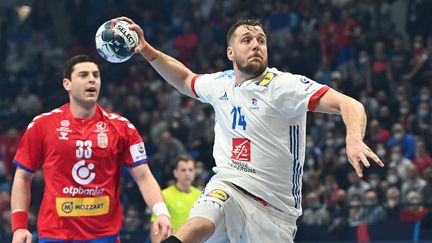 Kentin Mahé lors du match de la France face à la Serbie en phase de poules de l'Euro 2022 de handball, le 17 janvier 2022 à&nbsp;Szeged (Hongrie). (ATTILA KISBENEDEK / AFP)