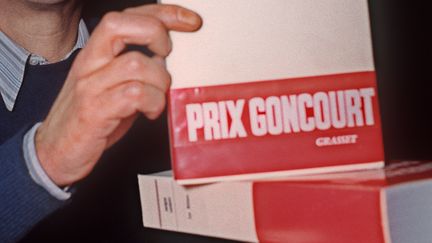 Jacques Laurent reçoit le prix Goncourt, le 22 novembre 1971, pour "Les Bêtises". (AFP)