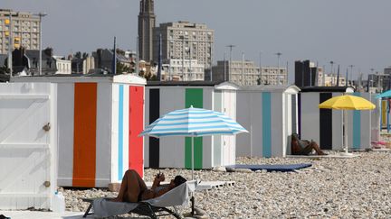 Des cabines au bord de la mer au Havre (Seine-Maritime). Photo d'illustration. (LUDOVIC MARIN / AFP)