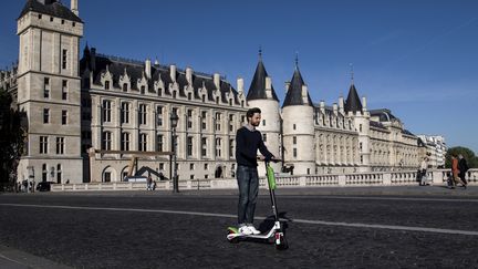 Les trottinettes électriques ne pourront plus circuler sur les trottoirs. (CHRISTOPHE ARCHAMBAULT / AFP)