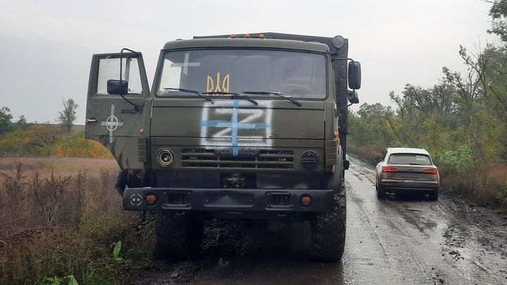 Un camion de transports de troupes abandonné par les Russes dans le Donbass et récupéré par l'armée ukrainienne. (OMAR OUAHMANE / RADIO FRANCE)